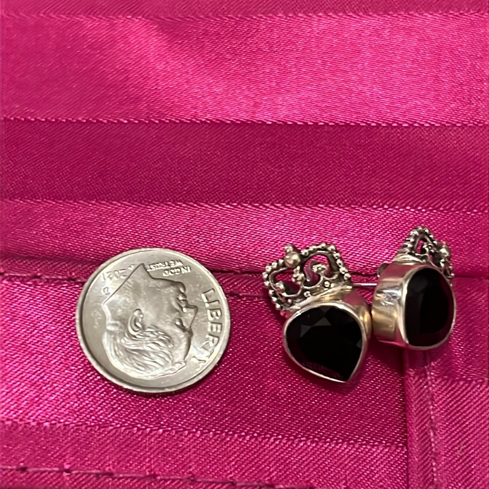 Onyx crown stud 925 earrings.